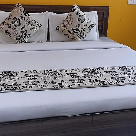 Hotel Suraj Risikés Kültér fotó